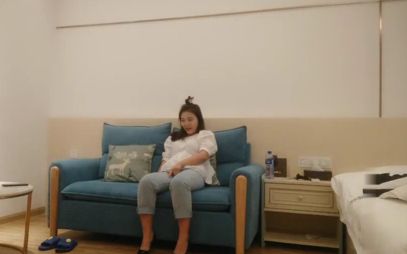 酒店網約年輕漂亮的大奶美女上門服務,妹子開始還有點害羞,扒光衣服沒插一會淫水直流淫叫：哥哥喜歡小騷逼嗎，好癢啊!~1