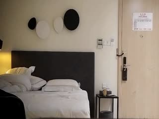 小伙電召兼職女，愛愛中途來了電話，口喊著雞巴，打著電話。.