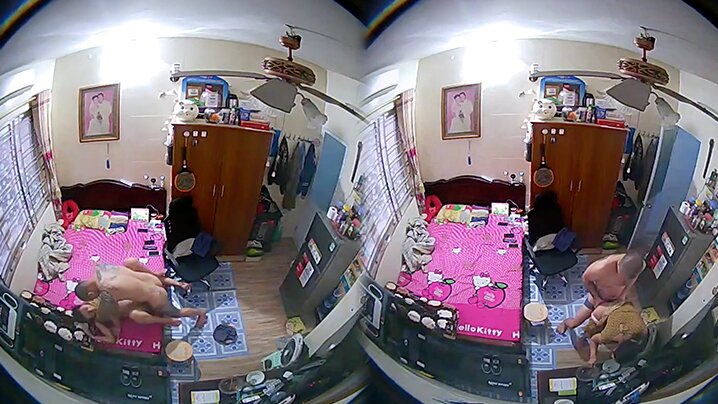 偷拍媳婦偷情房東家裡臥室高處偷放針孔攝像頭偷拍到媳婦和紋身猛男偷情啪啪