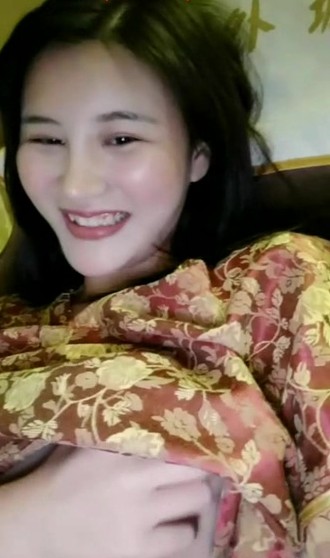 High-value sweet new cute girl Part 6 Find a male technician to do foot massage seduces chat and leaks milk and touches herself