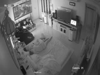 【家庭摄像头】母子日常生活，熊孩子想蹭奶+老娘天天摸儿子rou棒(精选合集)
