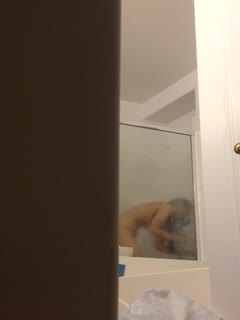 Encontrei uma linda namorada, de cabelos longos e corpo bonito, nascida em 1997. Filmei-a secretamente tomando banho. Ela tem muitos pelos pubianos.