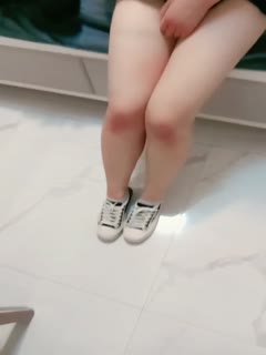 The student girl sold her virginity. She is very young and very sensitive. Her tight and tender vagina is pink. She squeezed it tightly and ejaculated thick juice.