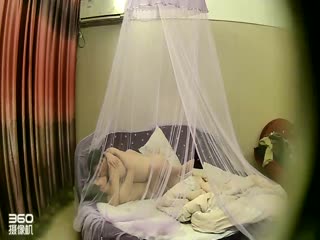 호텔에서 한 남자가 여자친구를 큰 소리로 성적으로 성교하는 장면을 몰래 촬영했습니다. 그가 성교를 마치자, 여자친구는 그의 위에 올라타 몸을 움직였습니다. 그는 30분 동안 성교를 한 후 사정했습니다.