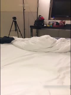 91 Macho de polla larga en habitación de hotel, trío, mamada, hermanas de los 90, corrida facial, la cara de la hermana llena de semen