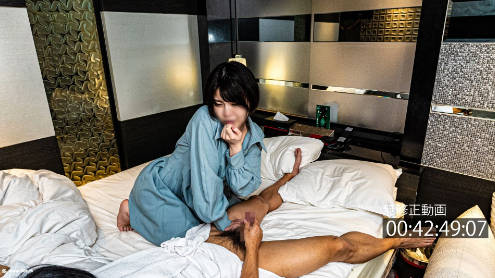 FC2PPV-4352478-[熟女/淫秽] 我向按摩师展示了我的鸡巴，让她很开心
