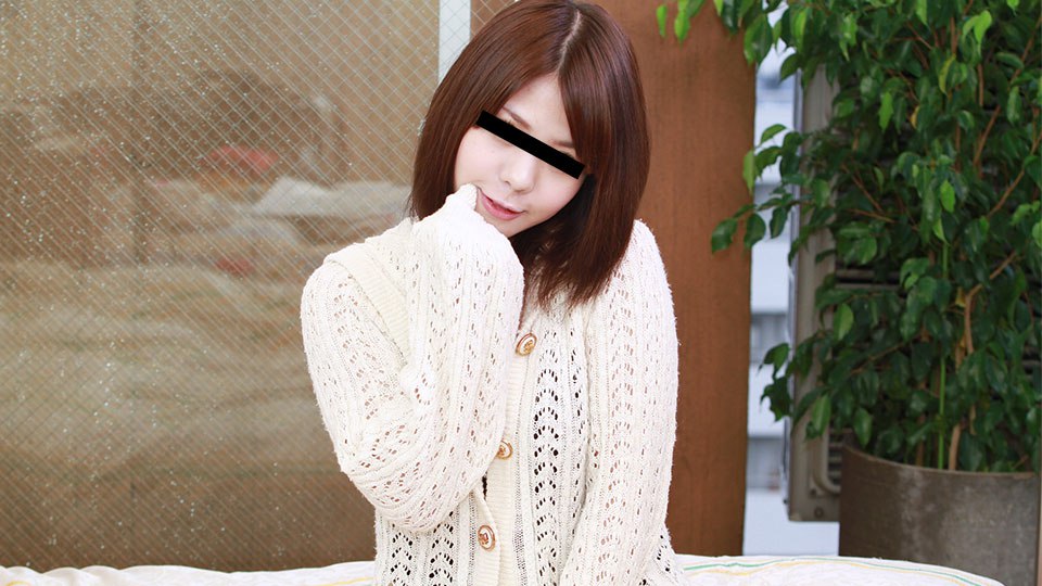 112124_01 一个可爱的业余女孩站在街上看起来很无聊