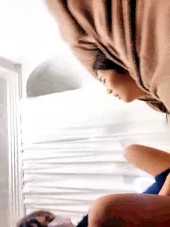 검은 스타킹을 신은 털이 없는 소녀는 내내 얼굴을 보이고, 늑대 친구와 교류하고, 남자와 시시덕거리고, 그의 지시를 듣고, 그와 열정적인 섹스를 하며, 구강 성교를 해주고, 열정적으로 그 위에 올라타서 그 남자가 그녀를 눌러서 꺼내게 합니다!