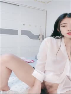 セクシーな網タイツと白い襞を持つ美しい女の子