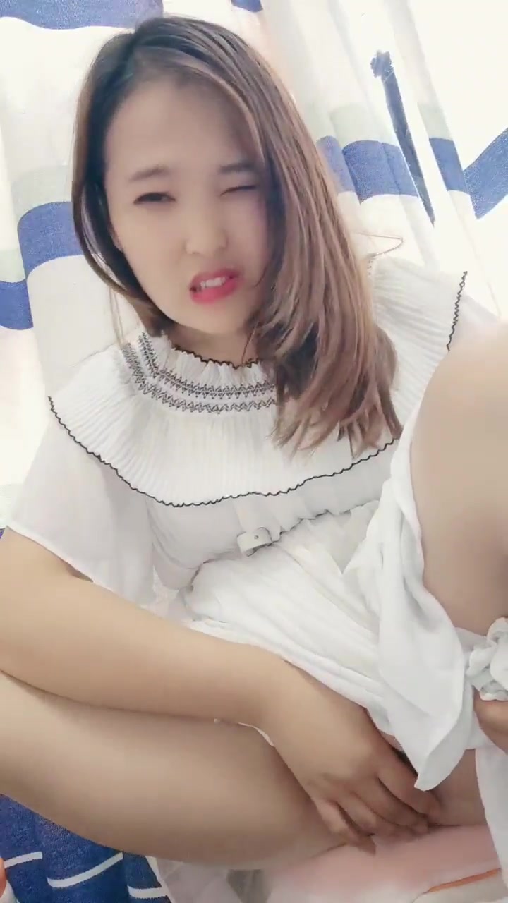 Mãe gostosa de Sichuan seduz seu bebê enquanto brinca com um vibrador: Bebê, não faça escândalo, você não vê que a mãe está ocupada com o orgasmo? Cena de masturbação super emocionante!