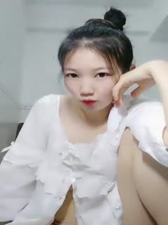 丸子吖高颜值长相非常清纯妹子自摸诱惑，白皙粉嫩美乳脱光光特写手指摩擦粉穴!