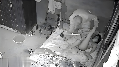 La femme sans-abri conduite par le vieil homme qui ramassait des chiffons voulait la baiser, mais sa bite n'était pas assez dure, alors il a utilisé un bâton pour forcer la femme à résister désespérément.