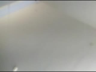 파트타임 매춘부로 일하는 아름다운 자동차 판매원이 호텔에서 섹스를 한다. 그녀는 하이힐 부츠와 몸에 꼭 끼는 청바지를 입고 매우 섹시해 보인다. 그녀는 구강 성교에 능숙하지 않지만, 그녀의 퍼시를 삽입하는 것은 정말 기분 좋다! 에피소드 01