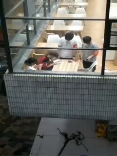 【10.29惊天大瓜】某高校学生情侣在食堂2楼角落摸奶摸B，惨遭全校直播惊动学生会抓现行！