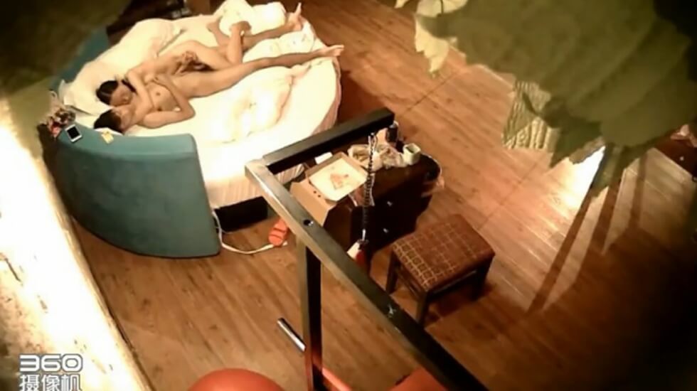 The long-legged beauty checked into the room with her boyfriend. Her legs were raised high on the round bed. She couldn't help but do it twice.