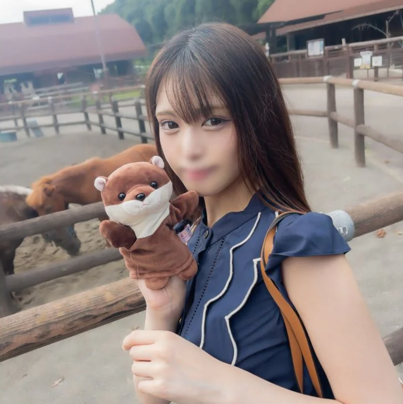 露出你的真面目！我从来没想过会再次见到她... 她不仅从穿校服开始就长出了美丽的F罩杯胸部，而且她美丽的容貌和美丽的白皙身体也使她变成了一个可爱的女人。她脸上痛苦的表情真是美丽。