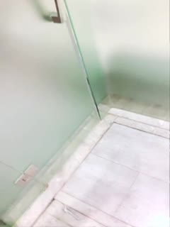 ピンク色のオマンコに美形の美少女がデカチンを挿入され接写され早押しされ、うめき声​​をあげ喘ぐ。
