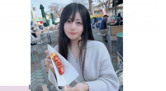 有扭曲性癖好的女大学生，一放学就变身，虽然在封闭的空间里感到羞耻，却大胆地沉迷于暴露自己的快感！ ！每天都渴望被偷窥和展示的变态女人，连续被中出两次！ ！