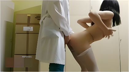 متدرب في مستشفى شنغهاي مارس الجنس مع كبير الأطباء من أجل الحصول على وظيفة دائمة