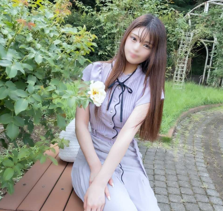 露出你的真面目！我从来没想过会再次见到她... 她不仅从穿校服开始就长出了美丽的F罩杯胸部，而且她美丽的容貌和美丽的白皙身体也使她变成了一个可爱的女人。他脸上痛苦的表情很美（后来