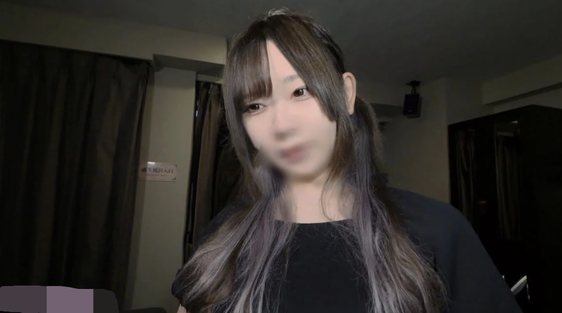 처음으로 총격을 가한 20대 카페 직원. 그녀는 단골손님이라 매우 긴장해서 "안 돼... 들키면 정말 끔찍할 거야..."라고 생각했지만, 그래도 출근 전에 그녀를 몰래 만났습니다.