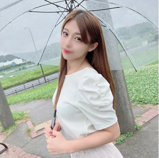 당신의 진짜 모습을 보여주세요! ! 그녀는 화장품 회사에서 일하고, 몸매가 아름답고, 너무 귀여워서 사람들이 그녀를 사랑하지 않을 수 없습니다. 그녀는 사디스트처럼 보이지만 실제로는 마조히스트입니다. 그녀의 통통한 몸에 크림파이가 가해지면서 그녀는 음탕한 표정을 지으며 계속해서 절정에 달합니다! (2부)