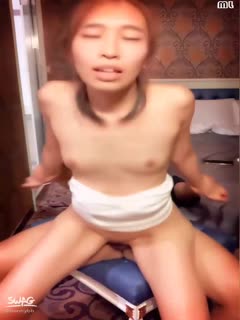 포니테일을 한 여자가 매우 음탕하게 딕을 빨고 핥는다. 그녀는 엉덩이를 들어올리고 그녀의 음부를 만진다. 그녀는 모든 종류의 장면을 원해요. 그녀는 매우 꽉 조여져 있고 뒤에서 섹스를 합니다. 복숭아 엉덩이 작은 창녀 겁쟁이