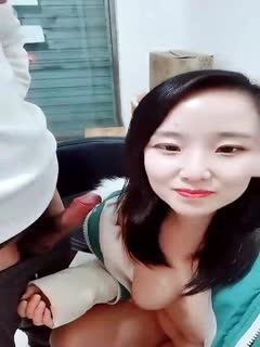 [La patronne du magasin à emporter porte une combinaison sous vide] La porte du magasin est ouverte et la vidéo montre secrètement ses seins pressés et le gars a des relations sexuelles passionnées. Après avoir fermé la porte, elle commence à faire une fellation et une grosse bite est insérée par derrière
