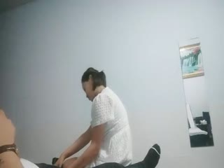 小萌不干活 老哥足疗店勾搭，大奶子甜美妹子带回房间 捏奶抱起来操1