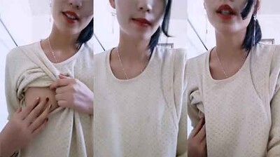 아직도 모유수유 중인 아름다운 여성
