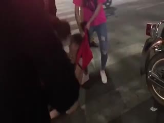 @20208937054 用户上传：暴力抓小三！当街扒光下小三衣服一顿毒打!