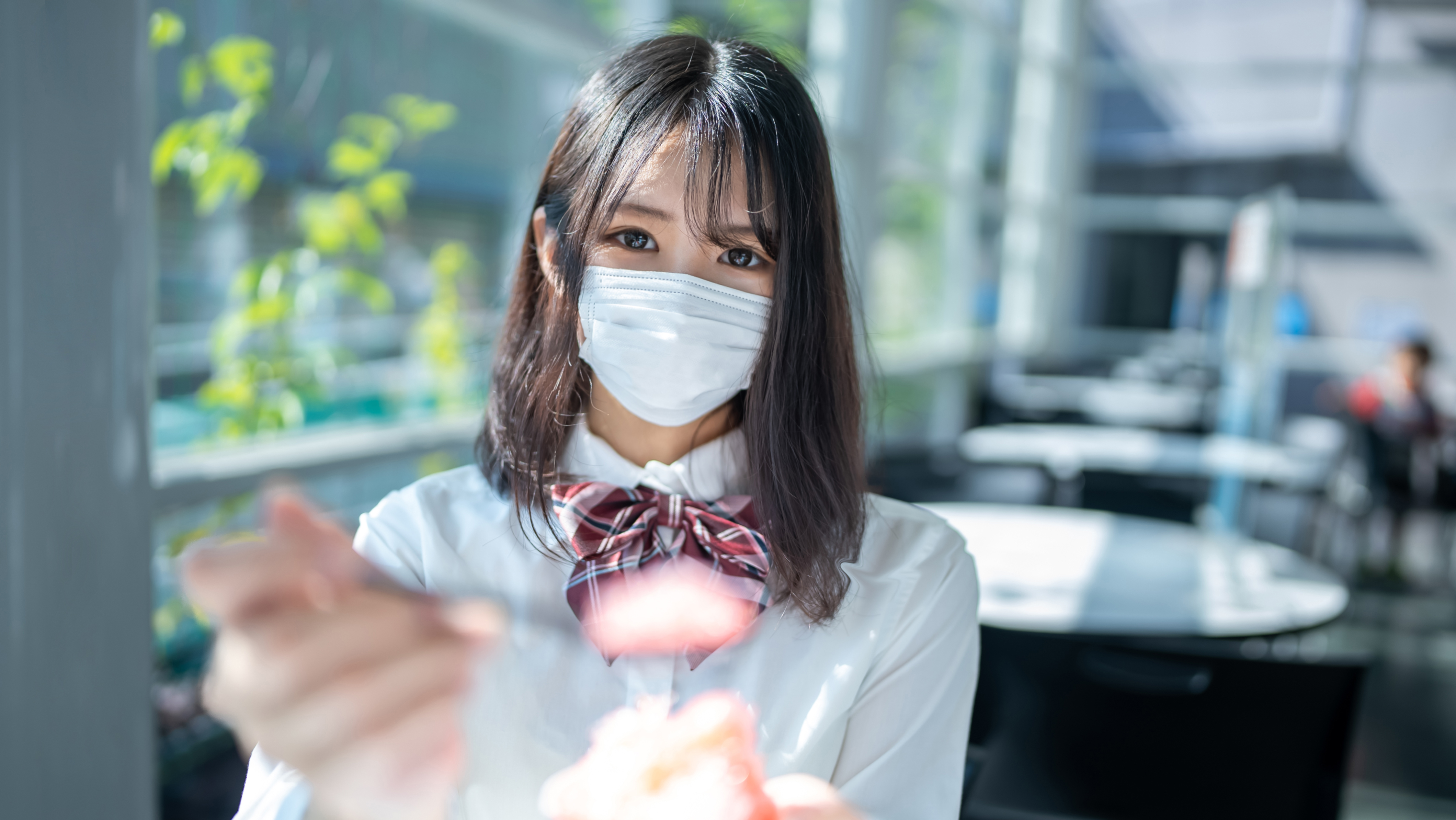 第一次摄影！ ！稚气未脱的白皙清秀的美〇女J〇的胸部具备了完美美巨乳···持续摇动巨乳，在快要发出清脆声音的狭窄阴!
