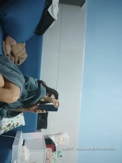 A beautiful young woman with a high appearance value, gentle and shy, adorable, playing with abalone with a hand of water on the sofa, and fucking twice to climax!