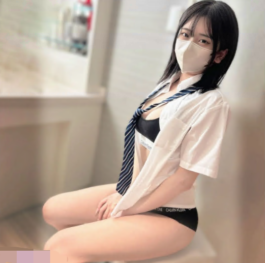 高个子女孩。穿着运动胸罩的夜间运动日。屁股和阴户里有大量精液