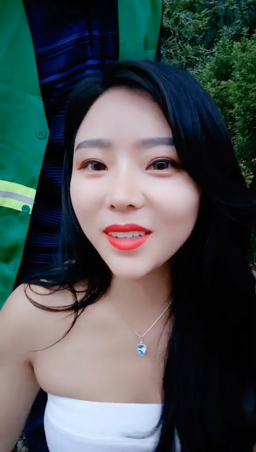 가장 아름다운 젊은 여성이 야외 사냥을 하던 중 운 좋은 산악 경비대원 삼촌을 만난다. 일상생활 중에 로맨틱한 만남을 가질 수 있을 거라고는 꿈에도 생각지 못했네요. 뒷마당에서 최고의 사정을 즐겨보세요 1