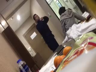 @20207330094 用户上传：暴力男抽打女友