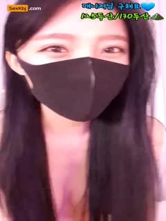 Une présentatrice coréenne portant un masque se masturbe de manière séduisante à travers ses sous-vêtements !