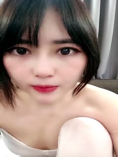 Kawaii açık tenli şeftali popolu sevimli kız baştan çıkarıcı bir şekilde mastürbasyon yapıyor, kalçasını kaldırıyor ve iç çamaşırının yarısını çıkararak amını ovuyor, iki parmağını içine sokuyor, inliyor ve kardeşim diye sesleniyor!!