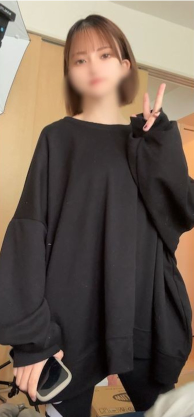 我把社团里的一个后辈带回家，她有男朋友，但是是个短发巨乳女孩，我瞒着她的男朋友和她发生了性关系。