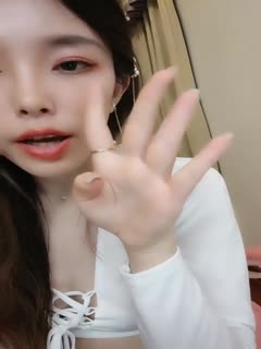赤い唇、セクシーなお尻、股開きのストッキングとヒップスカートを履いた美しい女性が誘惑的にオナニーし、おっぱいを揉み、足を開いてオマンコをこすり、お尻を上げてファックし、クライマックスは非常に魅力的です！