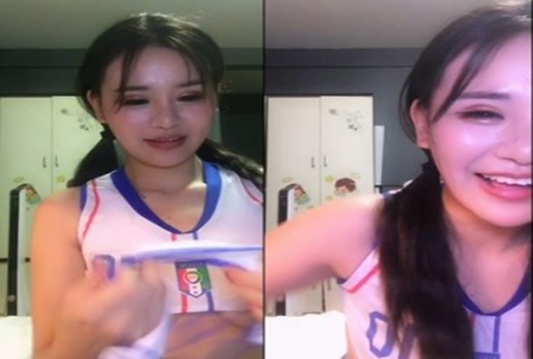 섹시한 젊은 여자 앵커와 유치원 선생님이 생방송으로 돈을 받습니다~ 다양한 삽입과 자위행위가 매우 유혹적입니다!!