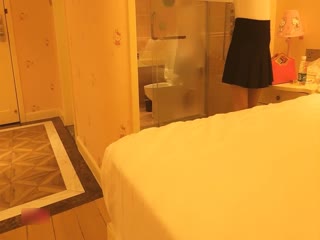 豪華酒店大屌哥1000元選了位剛來兼職的漂亮美女,還會倒掛金鉤,第二次干到最後偷偷把套子拿掉射她一身!國語!