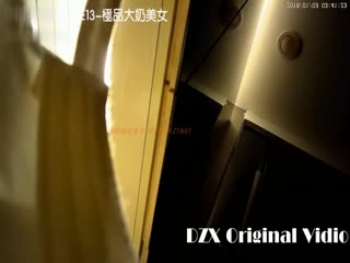 大閘蟹最新豪華精品大片第十三部-番號S01E13-約炮36E大奶美腳美女 下面水超多 在酒店莎法操到雞巴無法硬起為止