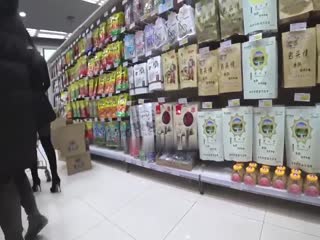 國產精品真實拍攝讓騷貨女友穿上開檔絲襪在超市裡給我口交拉到停車場就是一頓猛操