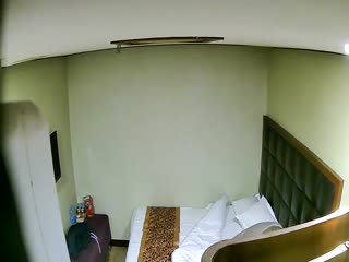 看起來挺老實的小青年艷福不淺旅店與吊鐘大奶良家人妻少婦偷情叫的騷很激情顏射精子塗臉說美容的對白精彩