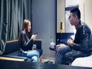 帥小伙約操嬌小身材騷騷美女，迫不及待解開內衣，細腰美乳舔弄口交，扶著屁股猛頂，正入爆插小穴浪叫