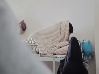 哥們把女友帶到宿舍直接啪啪~不知道被人舉報了~教導主任外面敲門才戀戀不捨穿衣服.