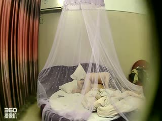 推薦小旅館蚊帳內健壯小伙開著高音量電視操逼最後女朋友擺弄套套的精液