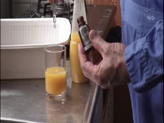 陰気な部屋で毎日、手足の自由を奪い媚薬漬