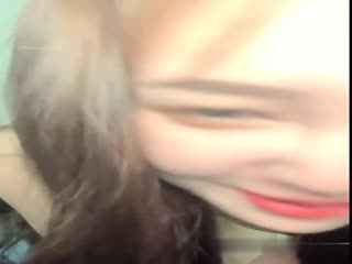 妹子一邊聊騷~一邊自慰